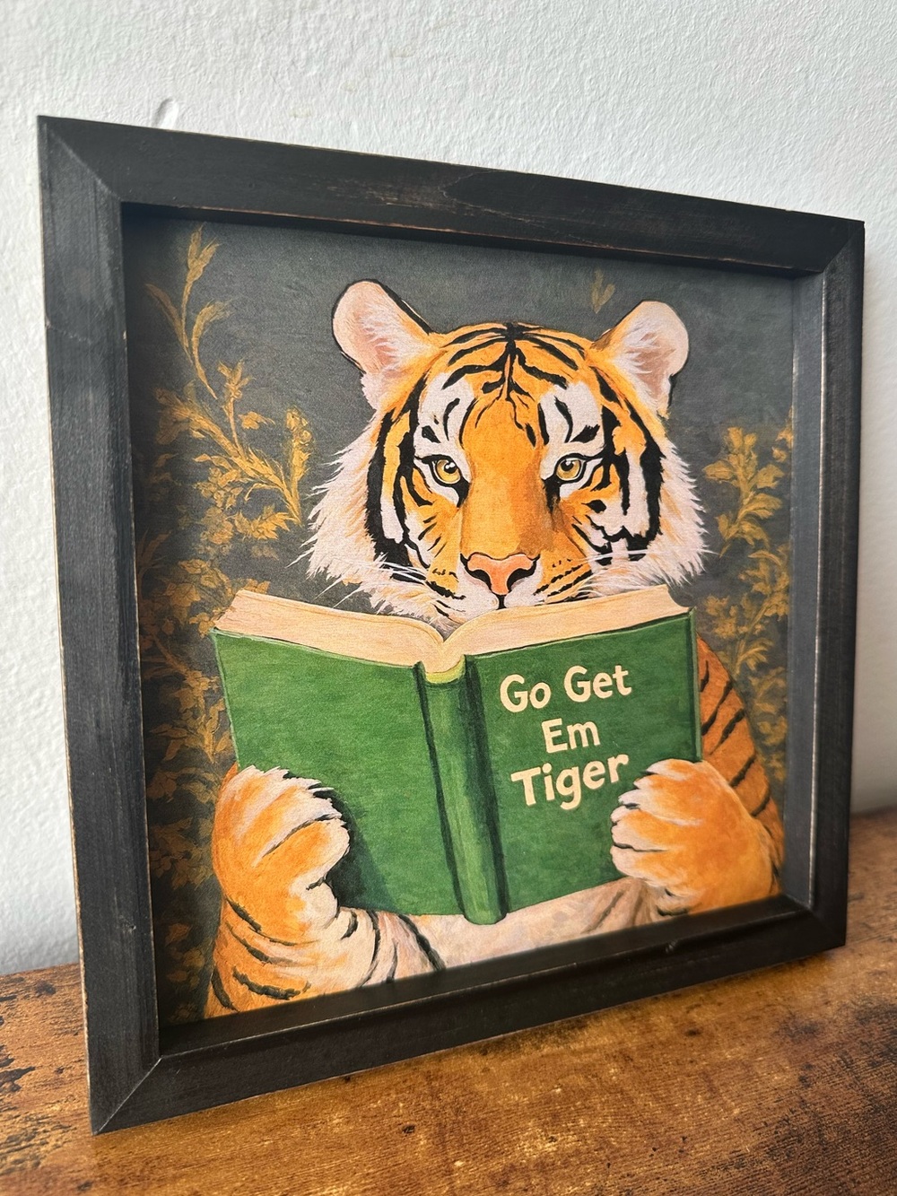 Framed Tiger Reading Go Get Em Tiger Wooden Wall Art Decor New In Packaging - Picture 3 of 4